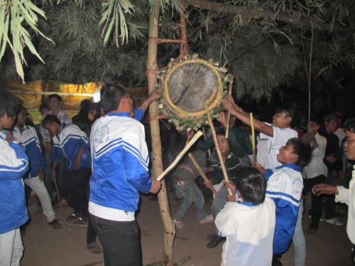 Tự do tình tự trong lễ hội đập trống ở Quảng Bình - 7