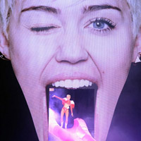 5 tiêu điểm chấn động nhất show Miley Cyrus