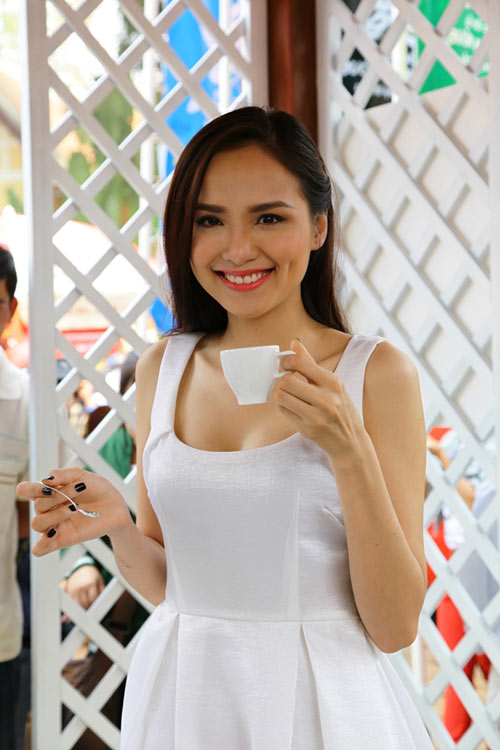 Bàn tay "xấu xí" của 4 kiều nữ Việt - 13