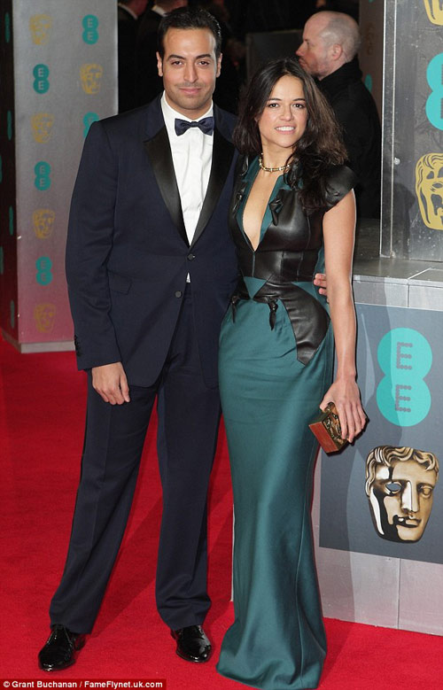 Nhà Brad Pitt âu yếm trên thảm đỏ BAFTAs - 9