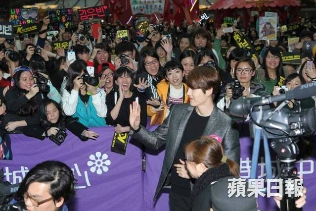 1700 fan hỗn loạn vì tình địch Kim Tan - 15