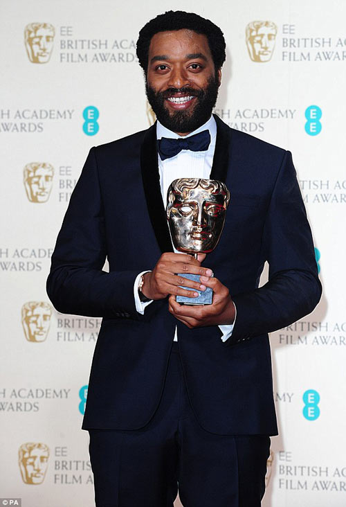 Nhà Brad Pitt âu yếm trên thảm đỏ BAFTAs - 14