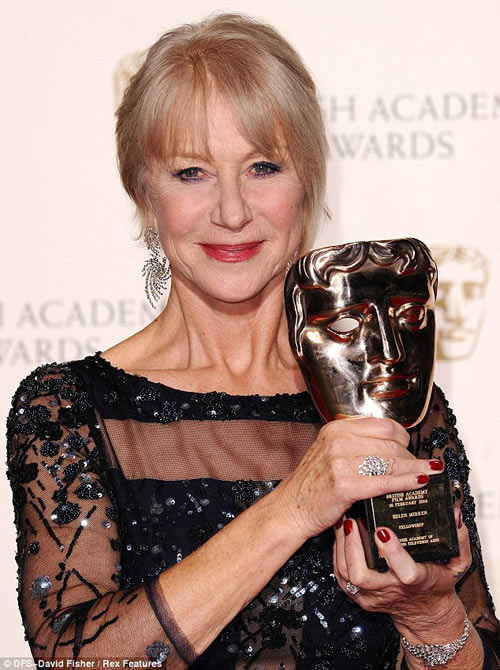 Nhà Brad Pitt âu yếm trên thảm đỏ BAFTAs - 11