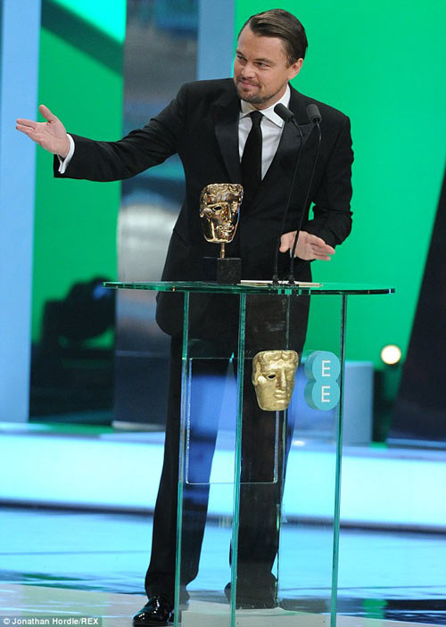 Nhà Brad Pitt âu yếm trên thảm đỏ BAFTAs - 13