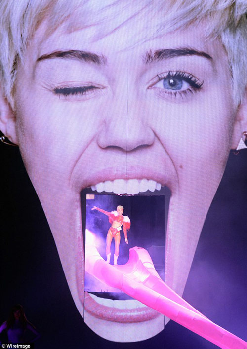 5 tiêu điểm chấn động nhất show Miley Cyrus - 1
