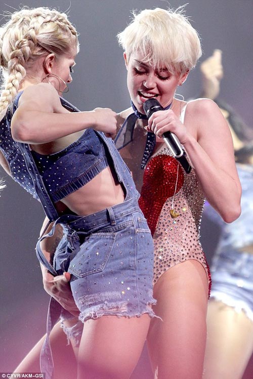 5 tiêu điểm chấn động nhất show Miley Cyrus - 8