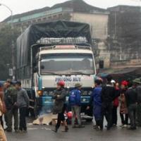 Tin tức trong ngày - Ngã xe vì vướng chân chống, 1 người bị cán chết