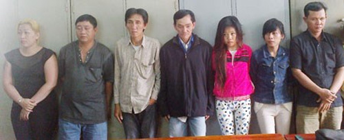 Băng móc túi hàng loạt người nước ngoài sa lưới - 1