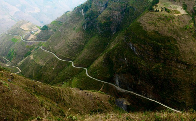 Con đường ngoằn ngoèo giữa các ngọn núi từ Đồng Văn đi Mèo Vạc, hìn từ đèo Mã Pí Lèng - một trong tứ đại đỉnh đèo của miền Bắc.

