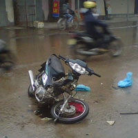 Tin tức trong ngày - Xe máy đâm nhau, người lái văng xa 3m