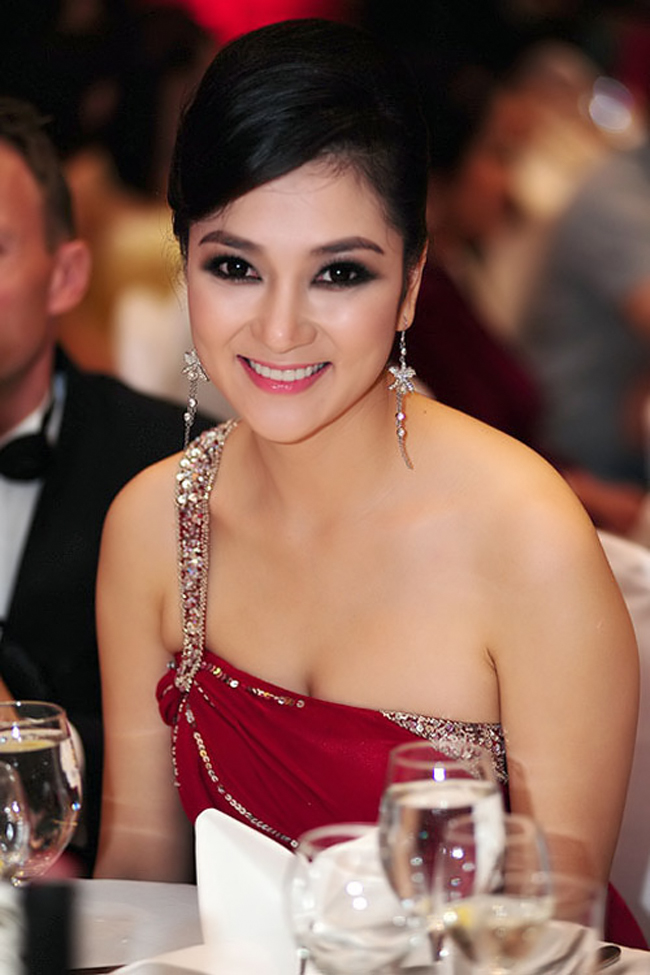 Hoa hậu Nguyễn Thị Huyền không sở hữu thân hình đạt chuẩn hay chiều cao đáng mơ ước nhưng ở cô luôn toát lên vẻ đẹp hiền lành, thánh thiện.
