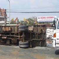 Tin tức trong ngày - Xe tải lật, người dân gom hàng giúp tài xế