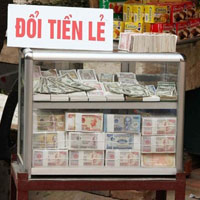 Tin tức trong ngày - HN yêu cầu công an "dẹp" đổi tiền lẻ tại lễ hội