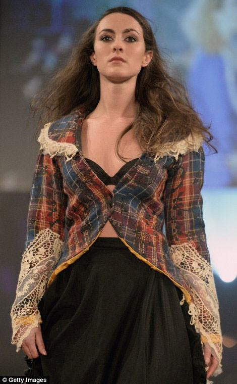 Catwalk dựa trên chuyện tình hoàng tử Anh - 3