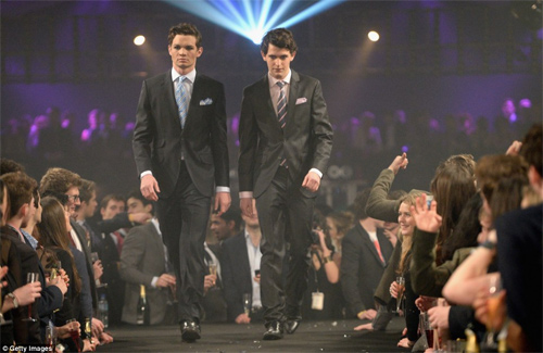 Catwalk dựa trên chuyện tình hoàng tử Anh - 7