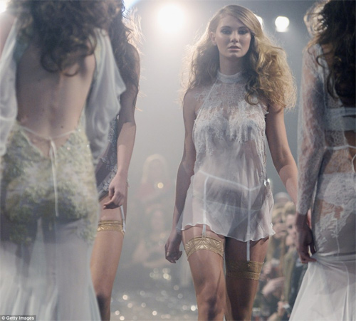 Catwalk dựa trên chuyện tình hoàng tử Anh - 8