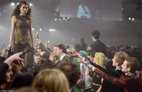 Catwalk dựa trên chuyện tình hoàng tử Anh - 9