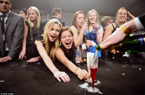 Catwalk dựa trên chuyện tình hoàng tử Anh - 10