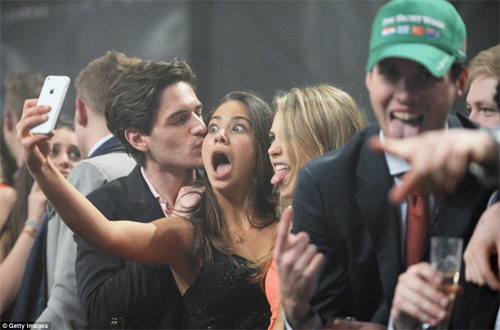 Catwalk dựa trên chuyện tình hoàng tử Anh - 12