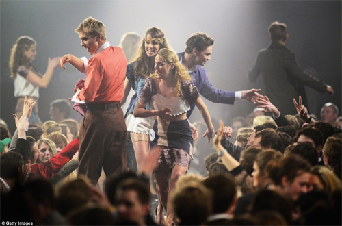 Catwalk dựa trên chuyện tình hoàng tử Anh - 14