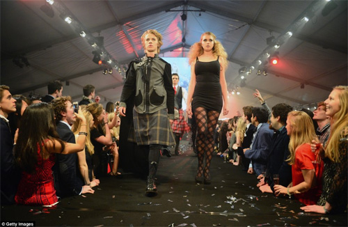 Catwalk dựa trên chuyện tình hoàng tử Anh - 16