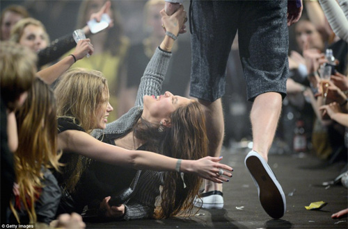 Catwalk dựa trên chuyện tình hoàng tử Anh - 15