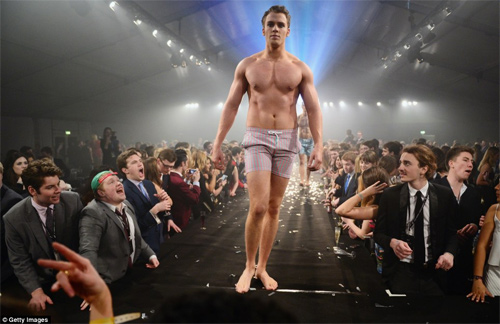 Catwalk dựa trên chuyện tình hoàng tử Anh - 5