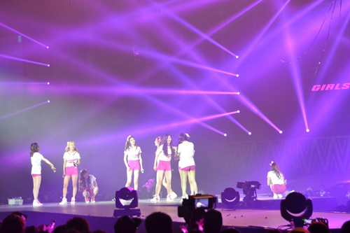 SNSD quậy tung Macau trong sắc hồng - 4