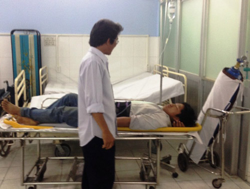 Tháo dỡ nhà dân, 4 người bị tường đè trọng thương - 2