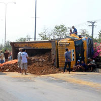 “Hung thần đo đường”, nhà xe phủ bạt che biển số