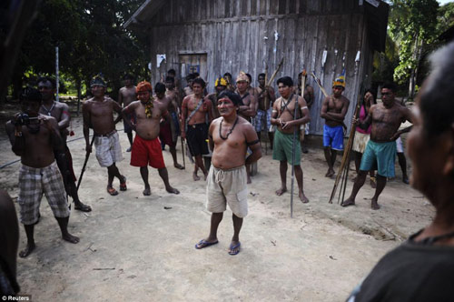 Brazil: Thổ dân vác cung tên truy quét vàng tặc - 1