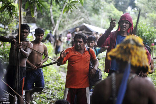 Brazil: Thổ dân vác cung tên truy quét vàng tặc - 10