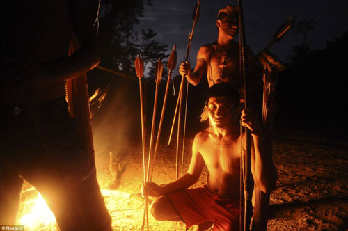 Brazil: Thổ dân vác cung tên truy quét vàng tặc - 11