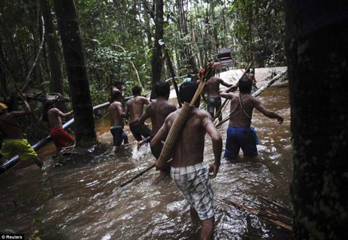 Brazil: Thổ dân vác cung tên truy quét vàng tặc - 4