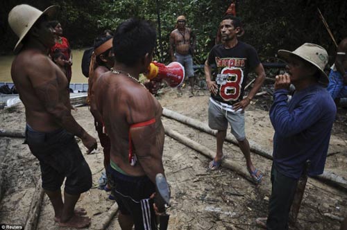 Brazil: Thổ dân vác cung tên truy quét vàng tặc - 8