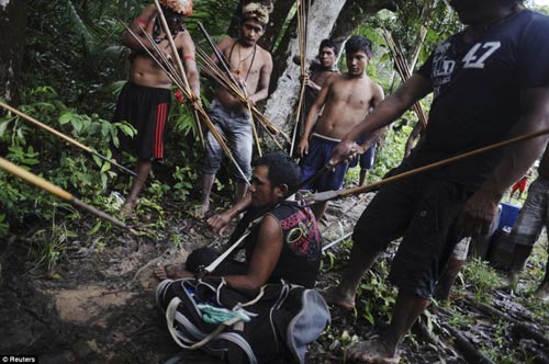 Brazil: Thổ dân vác cung tên truy quét vàng tặc - 9