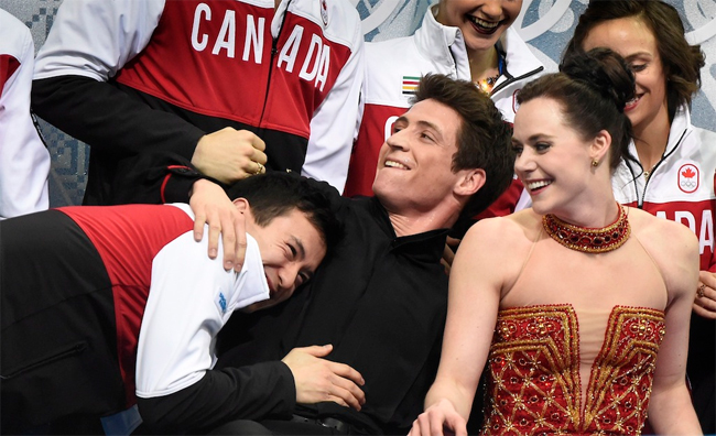Cặp đôi Canada hạnh phúc trong vòng vây của người thân
