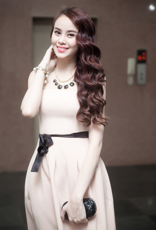 Hot girl Sella Trương khoe vai mềm trắng nõn - 2