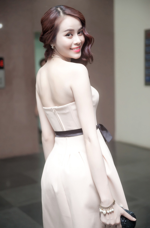 Hot girl Sella Trương khoe vai mềm trắng nõn - 3