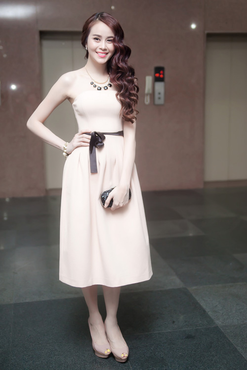 Hot girl Sella Trương khoe vai mềm trắng nõn - 4