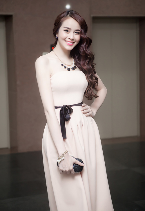 Hot girl Sella Trương khoe vai mềm trắng nõn - 5