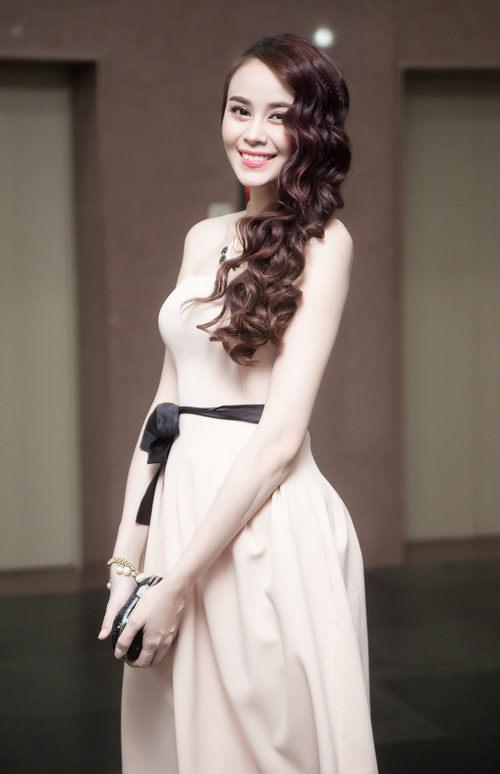 Hot girl Sella Trương khoe vai mềm trắng nõn - 6