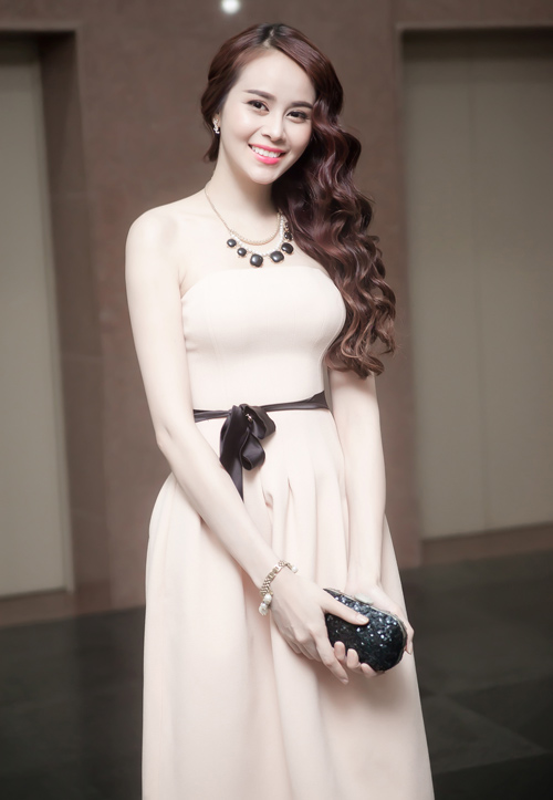 Hot girl Sella Trương khoe vai mềm trắng nõn - 7