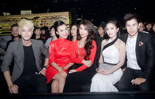 Hot girl Sella Trương khoe vai mềm trắng nõn - 11