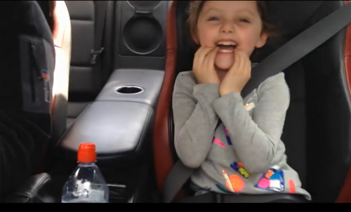 Video: Bé gái cười tít yêu cầu bố drift xe - 1