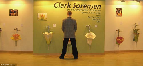 Bồn cầu "hoa lá cành" giá... 400 triệu - 2