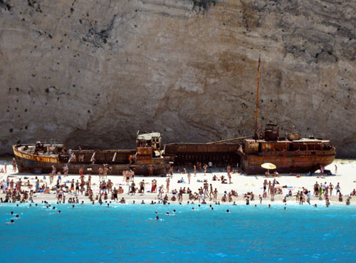 Tắm nắng bên xác tàu ở vịnh Navagio, Hy Lạp - 4