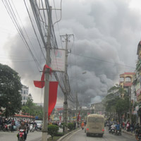 Tin tức trong ngày - HN: Cháy dữ dội tại làng lụa Vạn Phúc