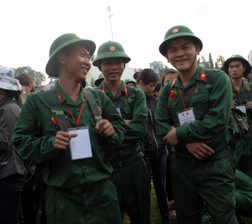 Nụ cười vui vẻ của chiến sỹ trẻ đi "tòng quân" - 2