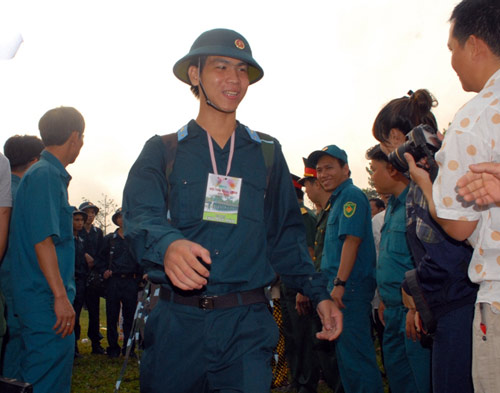 Nụ cười vui vẻ của chiến sỹ trẻ đi "tòng quân" - 3